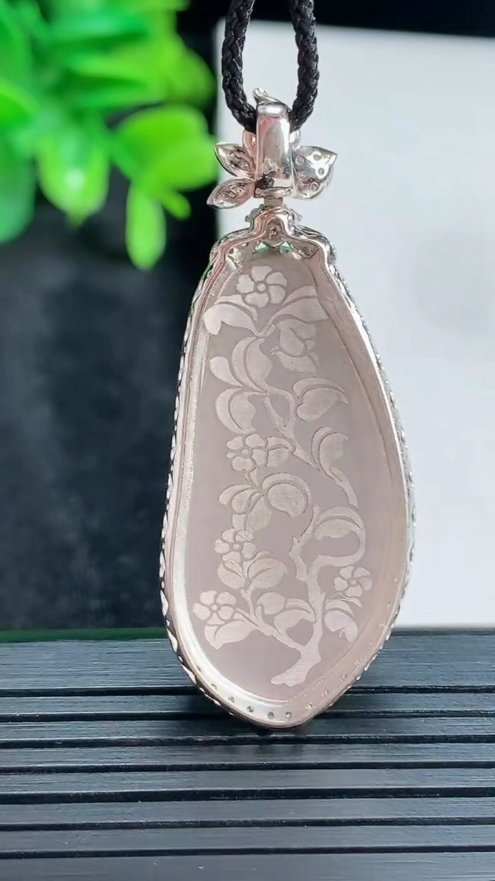 天然A货翡翠福瓜吊坠尺寸46.3-18.7-8裸石34.6-15.8重量:8.98g
4月15日