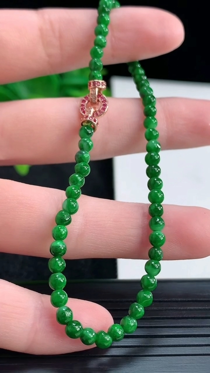 天然A货翡翠小米珠手串尺寸3.3重量:4.32g4月15日
工厂直销收藏佳品,种好水足，色泽均匀，有