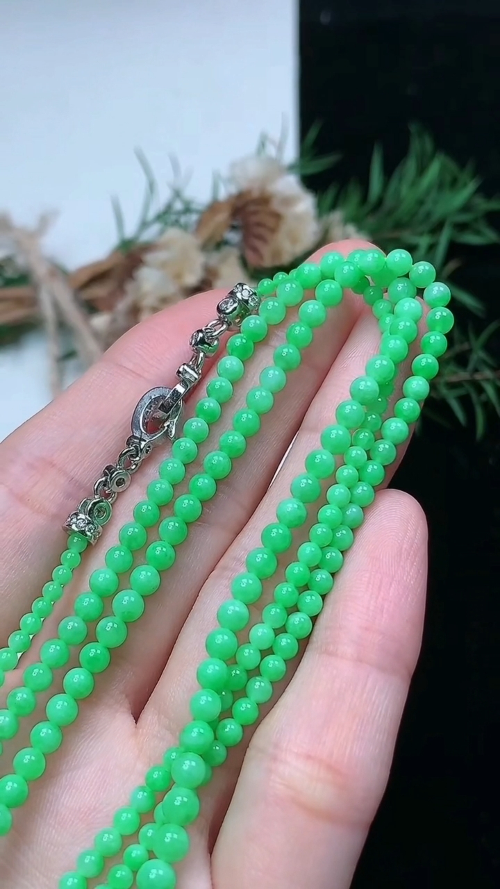 天然A货翡翠小米珠项链，尺寸3.9-195颗，重量:11.20g4月15日
工厂直销收藏佳品,种好水足，色泽均匀，有种有色，上手高大气！
