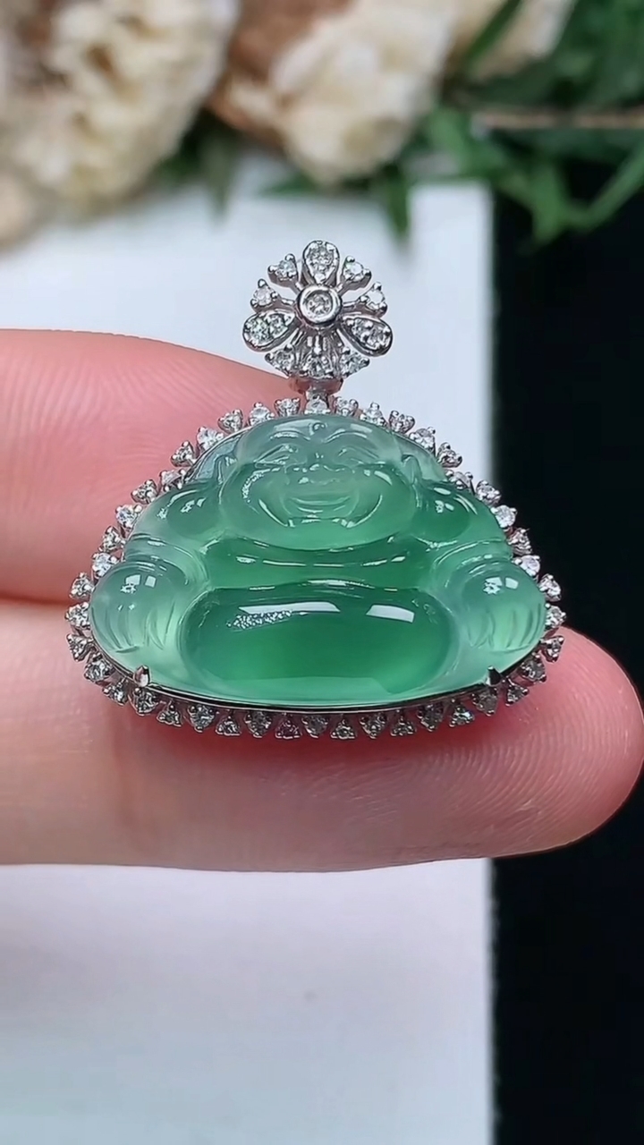 天然A货翡翠佛公吊坠，尺寸23-22.4-9，裸石12.7-19.9，重量:3.71g
4月15日，