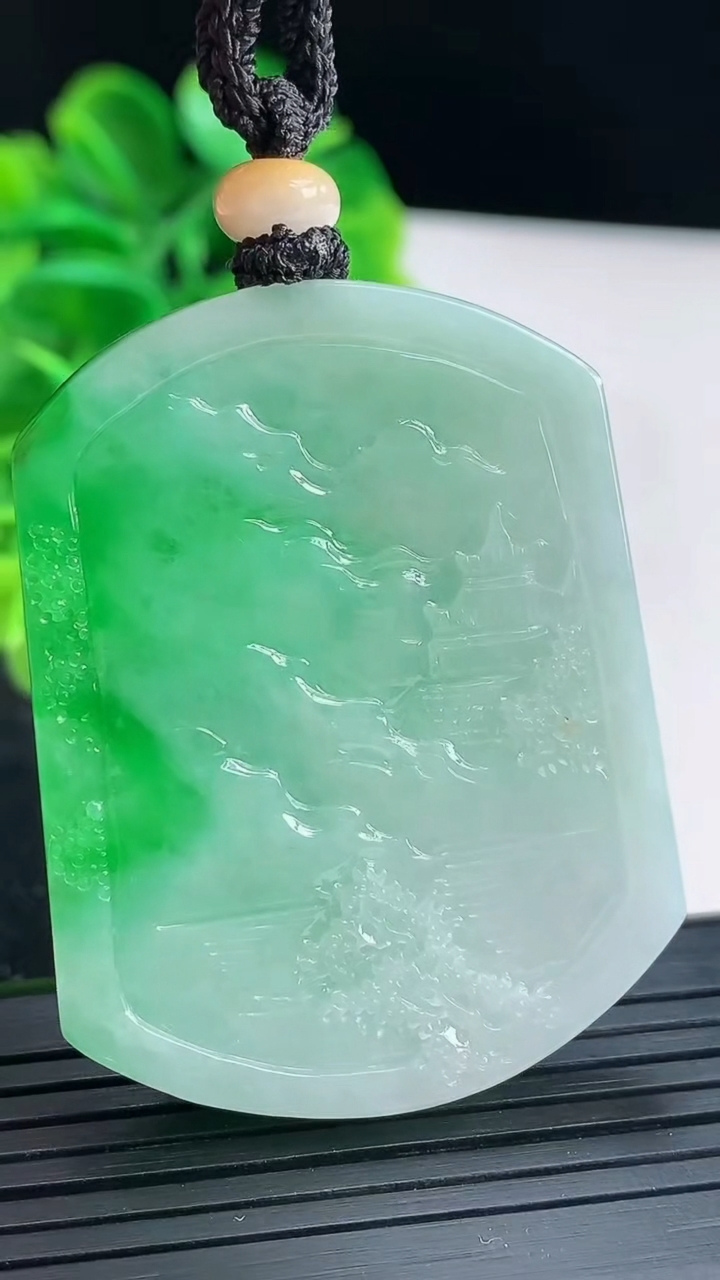 天然A货翡翠山水牌吊坠尺寸49.2-36.7-9.4重量:36.36g
4月16日