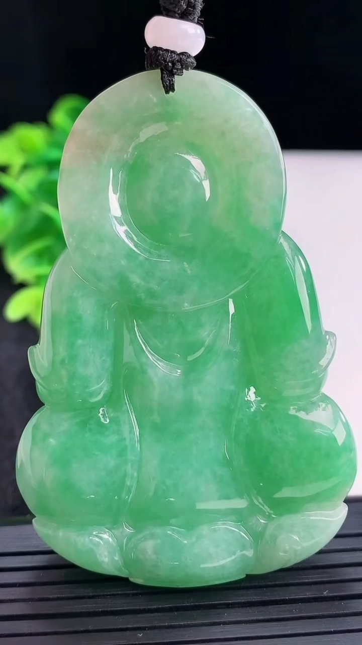 天然A货翡翠观音菩萨吊坠尺寸67.3-45.1-10.8重量:64.90g
4月16日