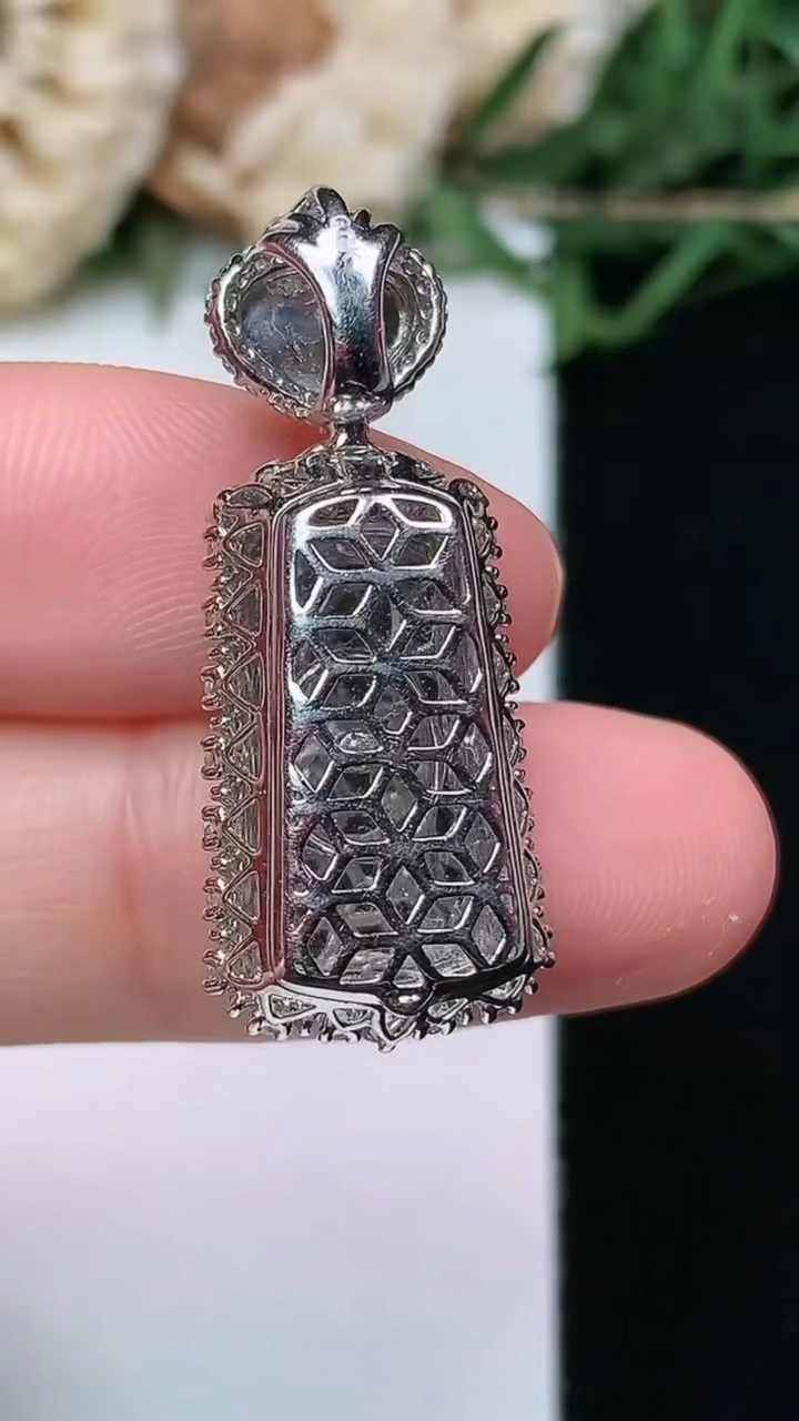 天然A货翡翠无事牌吊坠，尺寸31-12.7-8，裸石16.7-8.7，重量:4.14g
4月16日