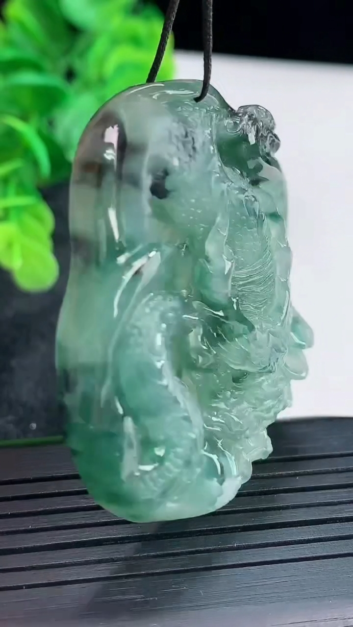 天然A货翡翠飘花龙牌吊坠尺寸50.4-40.9-9.9重量:37.04g
4月16日