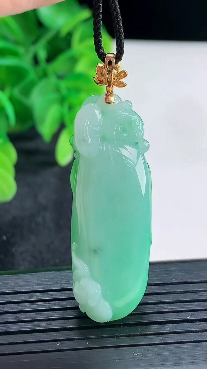 天然A货翡翠福瓜吊坠尺寸49.9-15.1-9.6重量:14.71g
4月16日