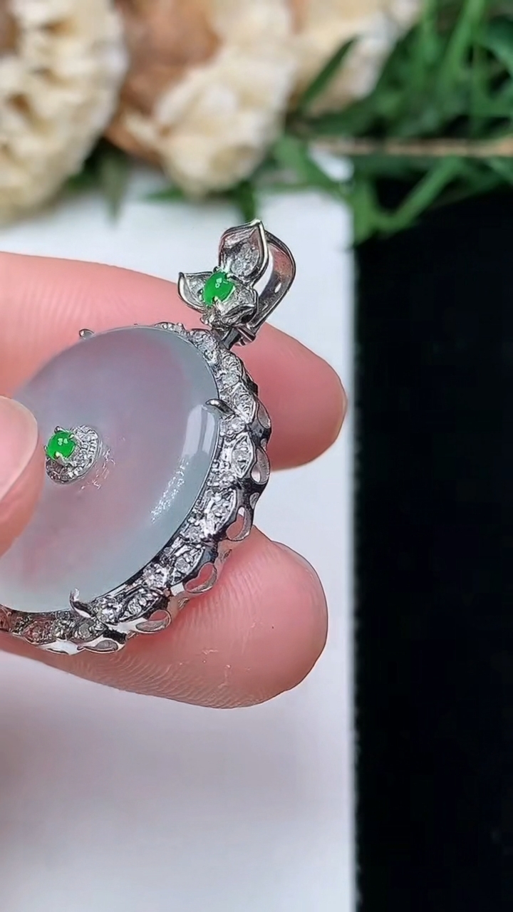 天然A货翡翠白冰平安扣吊坠，尺寸29.5-22.2-6.2，裸石19.3，重量:4.57g
4月16日