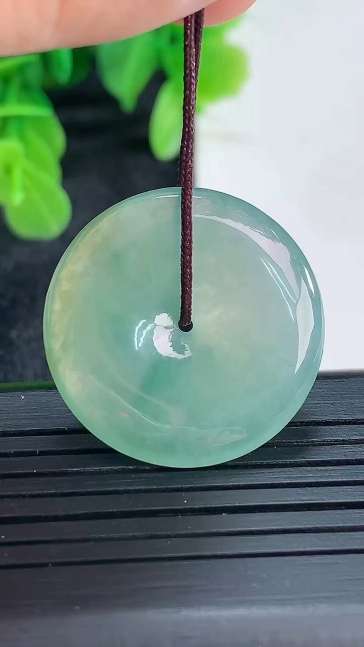 天然A货翡翠飘花平安扣吊坠尺寸25.7-4.1重量:6.32g
4月16日