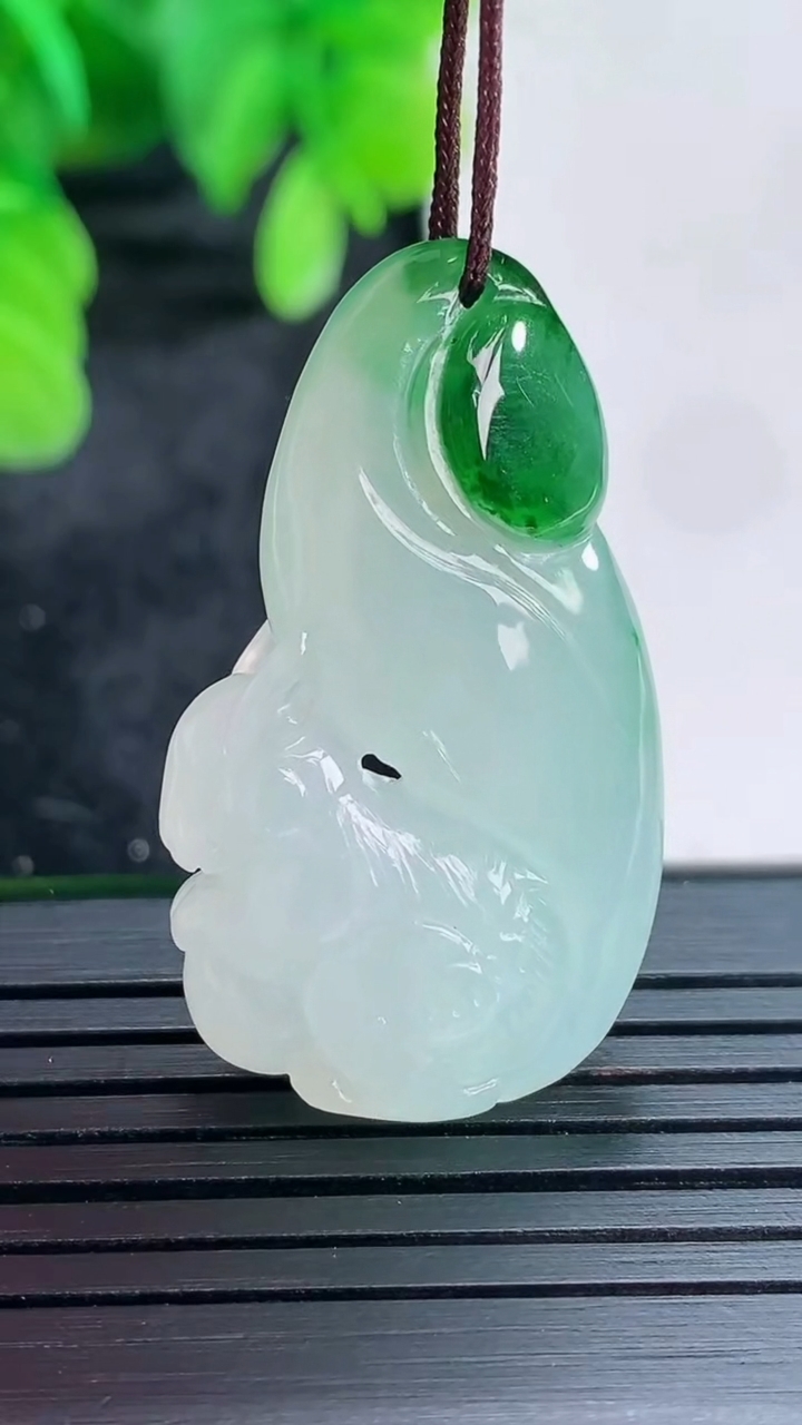 天然A货翡翠松鼠吊坠尺寸34.1-19.5-10.2重量:10.41g
4月16日