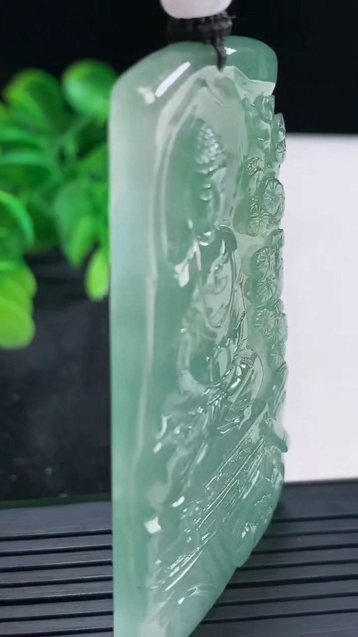 天然A货翡翠种飘花大日如来吊坠尺寸66.9-40.6-5.2重量:40.78g
4月16日