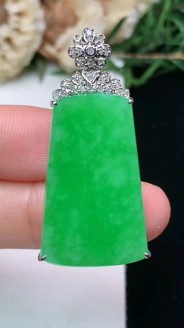 天然A货翡翠无事牌吊坠，尺寸28-17.5-7.2，重量:8.00g
4月16日