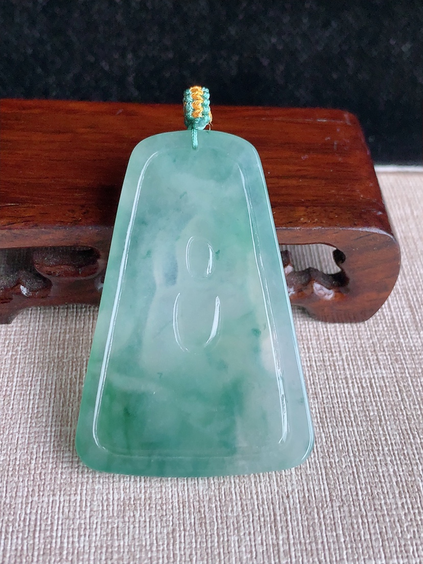 天然A货翡翠飘花阿弥陀佛吊坠 
尺寸57.6-38.3-5.2mm 重量24.66g 0415