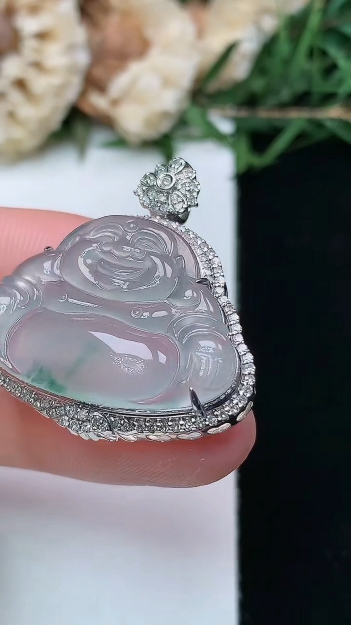 天然A货翡翠飘花佛公吊坠，尺寸30.2-28.8-8.9，裸石18.7-25.9，重量:5.29g
4月16日