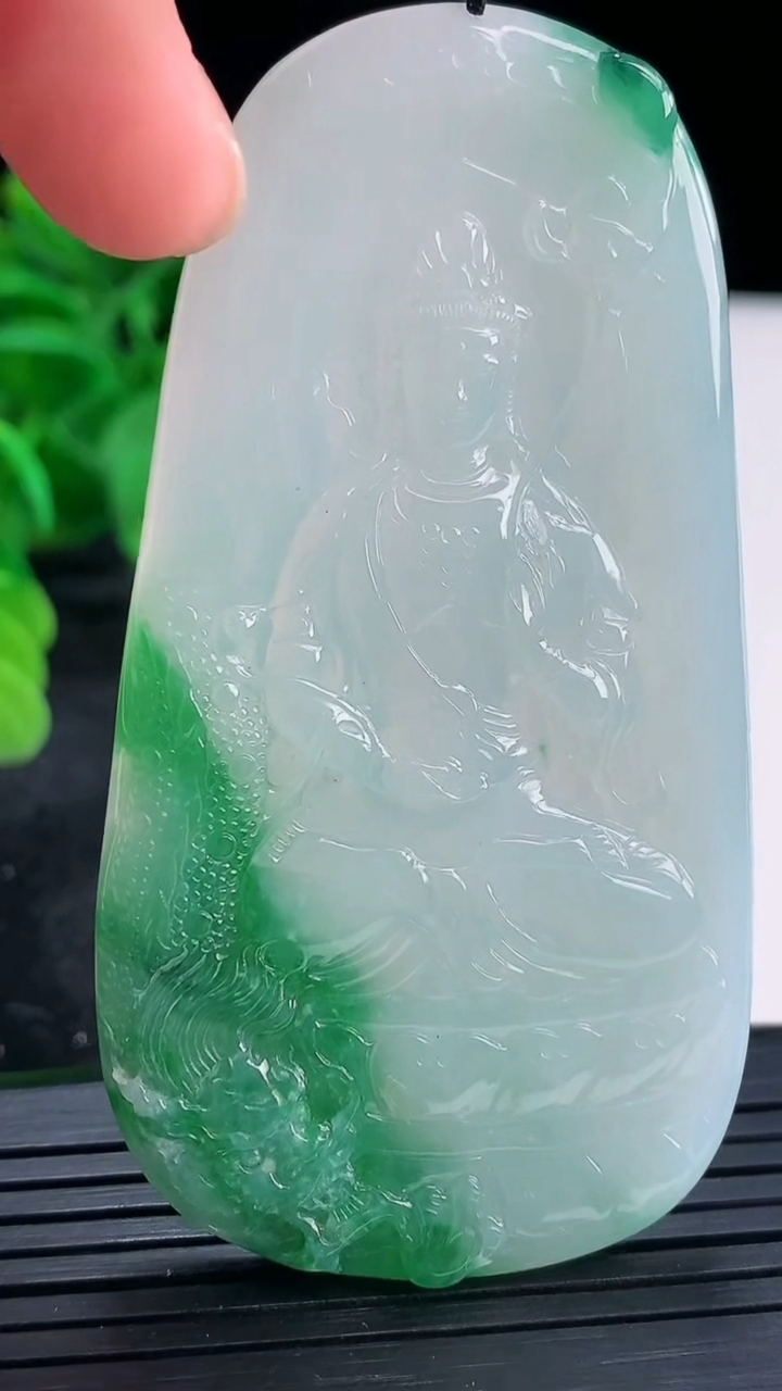 天然A货翡翠御龙大势至菩萨吊坠尺寸71-37.7-4.9重量:32.02g
4月16日