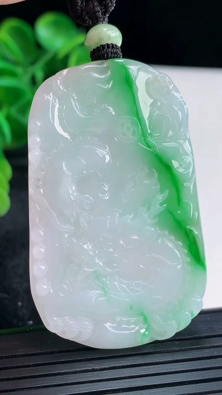 天然A货翡翠龙牌吊坠尺寸56-34.3-4.6重量:25.33g
4月16日