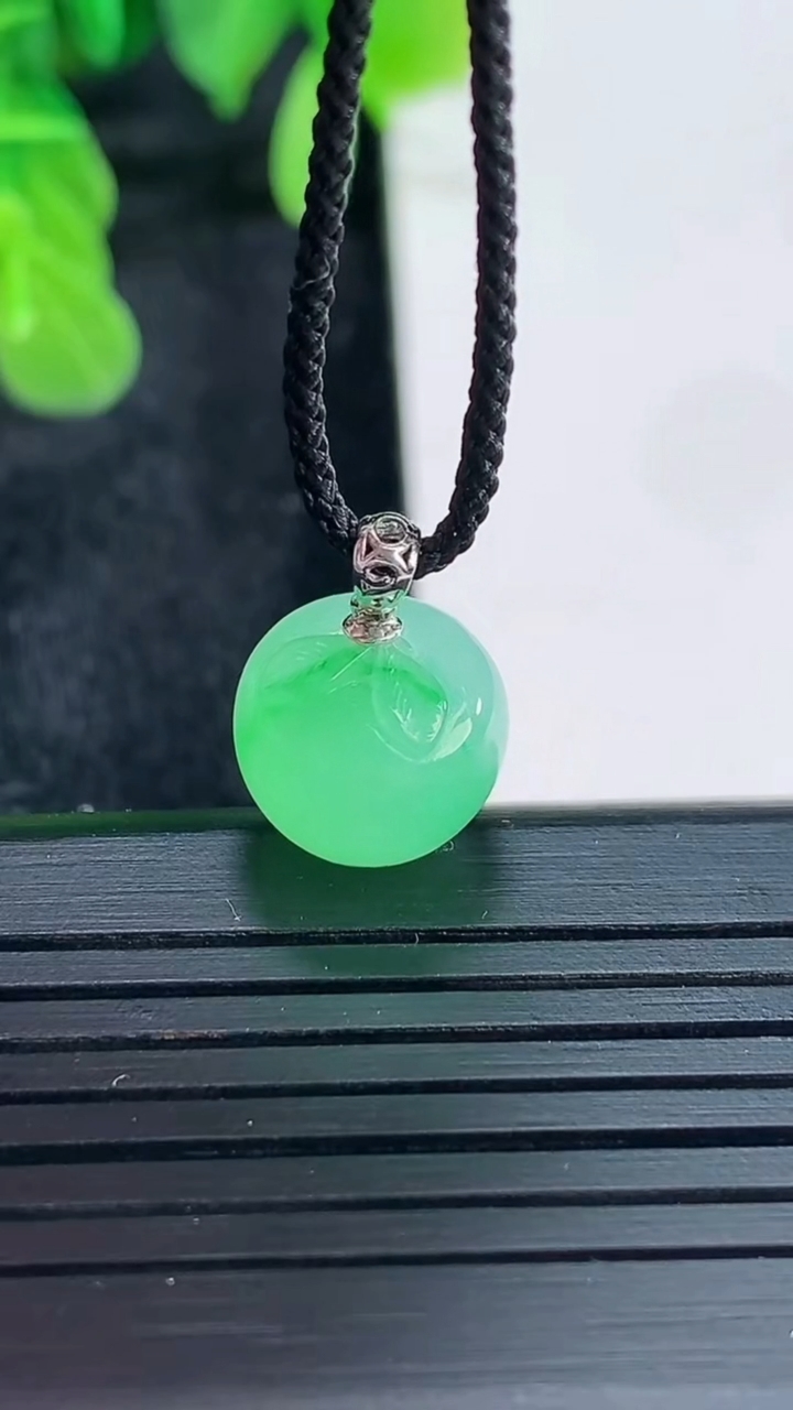 天然A货翡翠苹果吊坠尺寸11.3-10重量:2.62g
4月16日