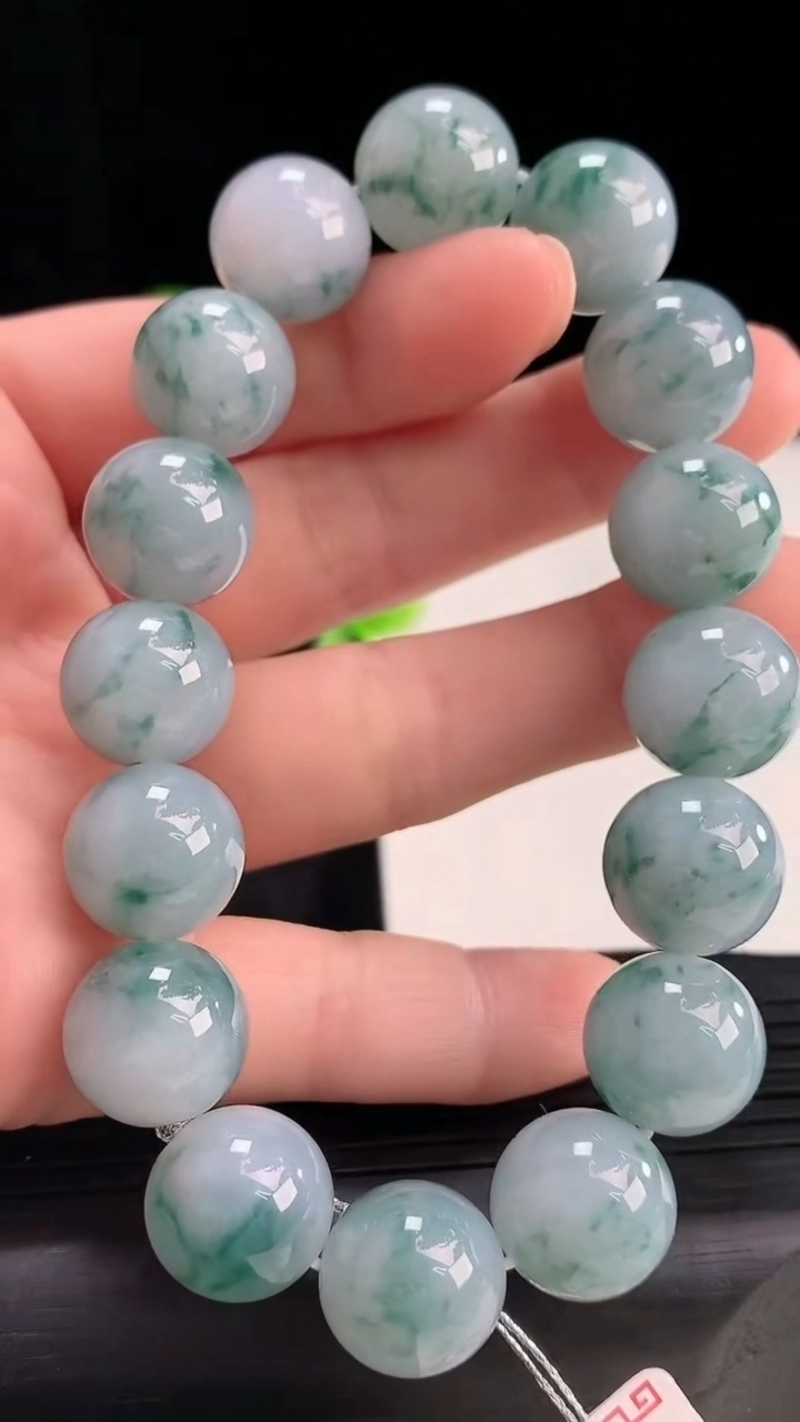 天然A货翡翠飘花圆珠手串尺寸12.5-16颗重量:56.61g4月16日
工厂直销收藏佳品,种好水足，色泽均匀，有种有色，上手高大气！