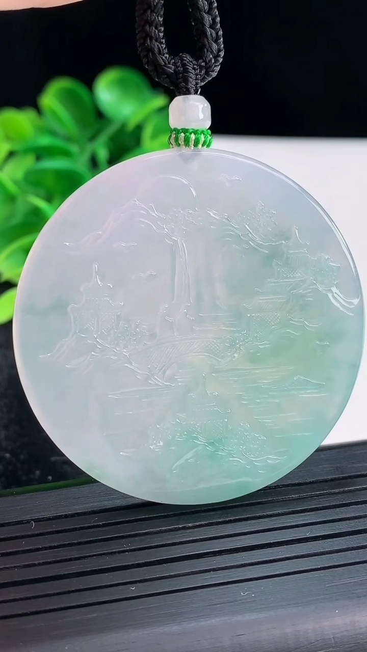 天然A货翡翠冰种飘花山水牌吊坠尺寸49.9-4.3重量:36.69g
4月16日