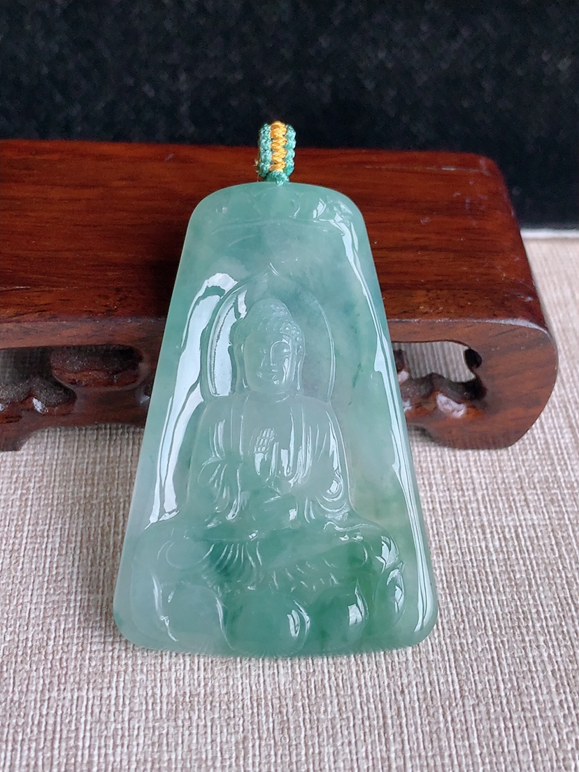 天然A货翡翠飘花阿弥陀佛吊坠 
尺寸57.6-38.3-5.2mm 重量24.66g 0415