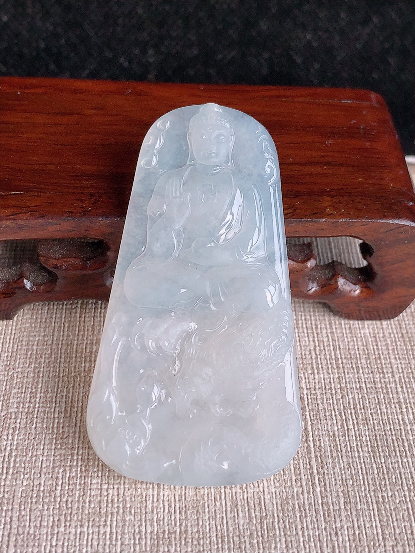 天然A货翡翠白冰白月光大日如来吊坠 
尺寸60.4-32.8-5mm 重量23.46g 0415