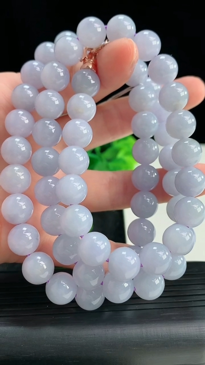 天然A货翡翠紫罗兰圆珠项链尺寸9.5-62颗重量:107.66g4月16日
工厂直销收藏佳品,种好水足，色泽均匀，有种有色，上手高大气！