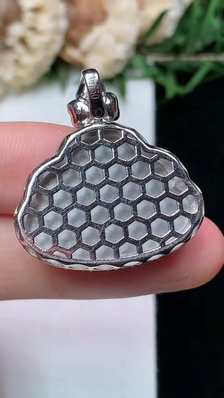 天然A货翡翠佛公吊坠，尺寸27-25.2-6.3，裸石17.3-22.6，重量:6.15g
4月16日