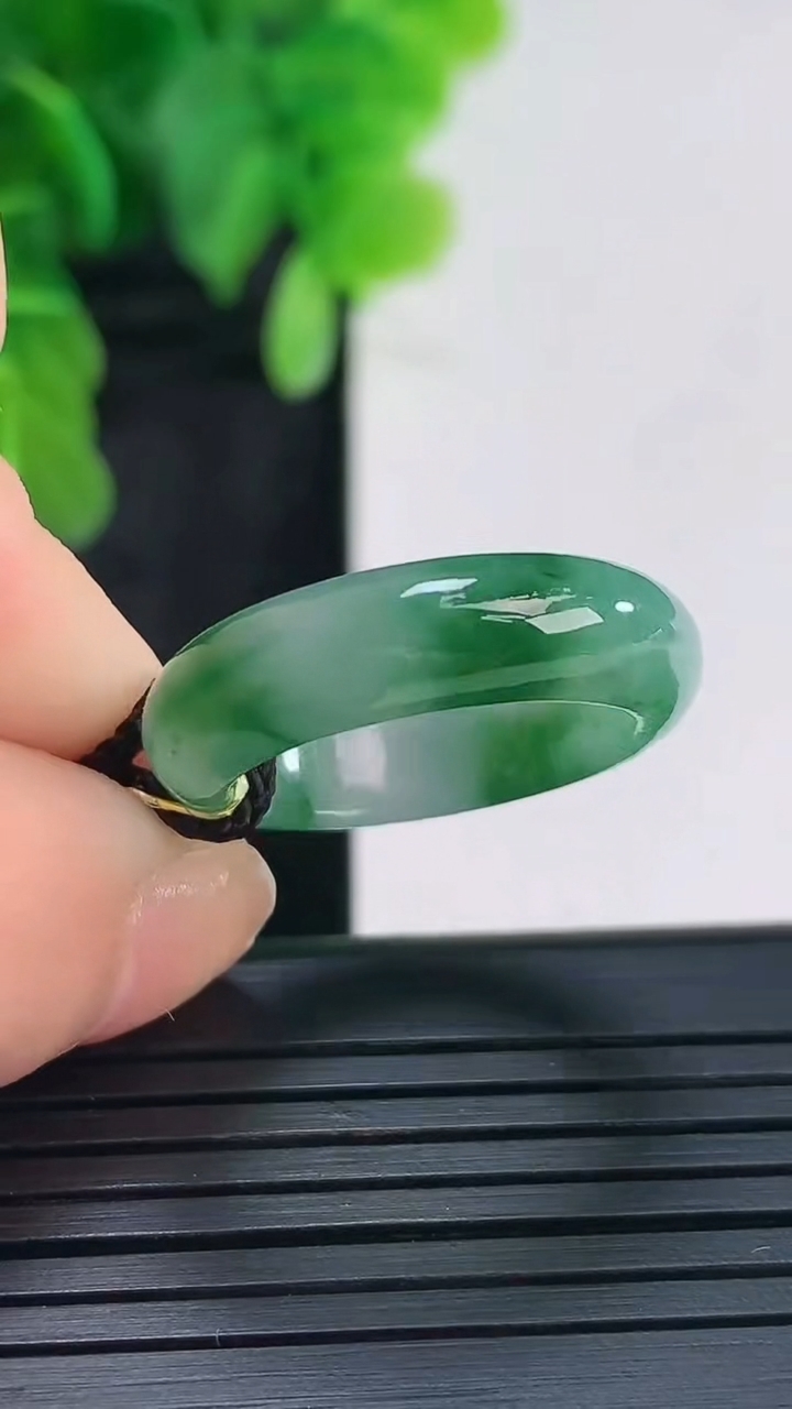 天然A货翡翠指环戒指尺寸17.6-6-3.3重量:3.95g2026年4月16日
工厂直销收藏佳品,种好水足，色泽均匀，有种有色，上手高大气！