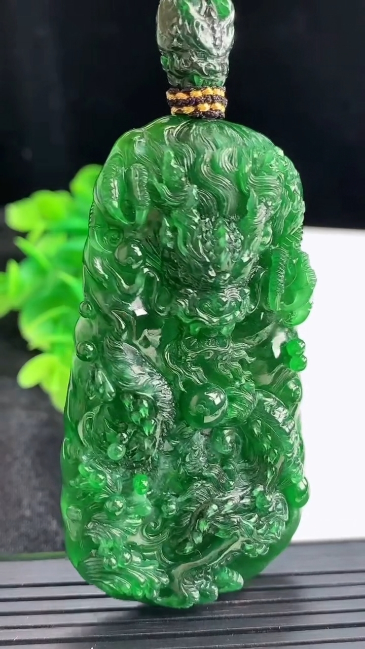 天然A货翡翠龙牌吊坠尺寸71-37.7-12.8重量:59.95g
4月16日