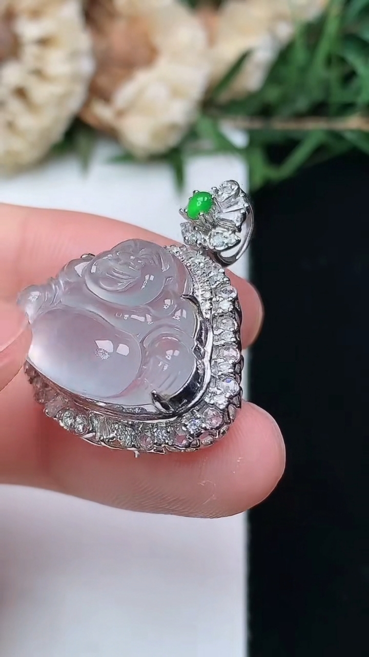 天然A货翡翠白冰佛公吊坠，尺寸27.3-23.6-12.2，裸石14.6-20，重量:5.45g
4月16日