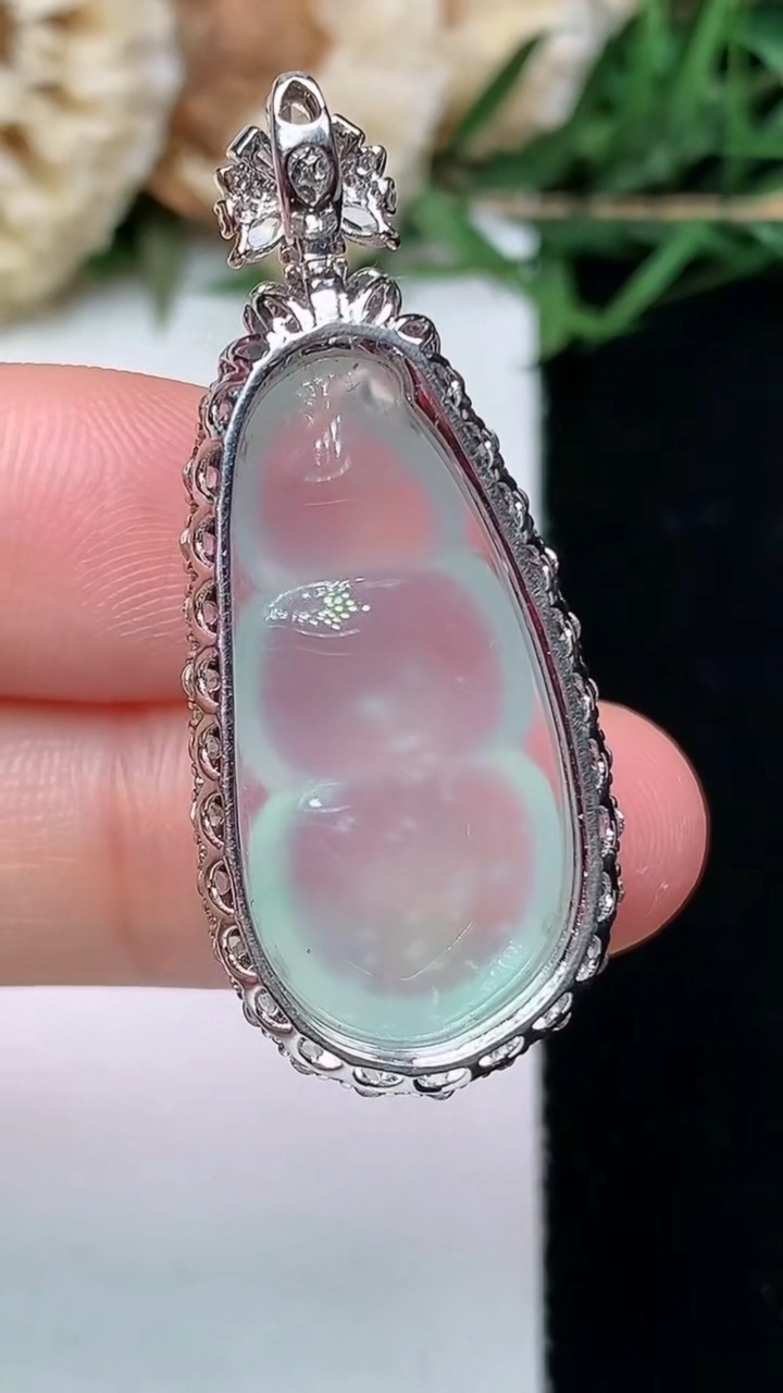 天然A货翡翠白冰福豆吊坠，尺寸38.9-16.2-10，裸石26.6-13，重量:5.85g
4月16日