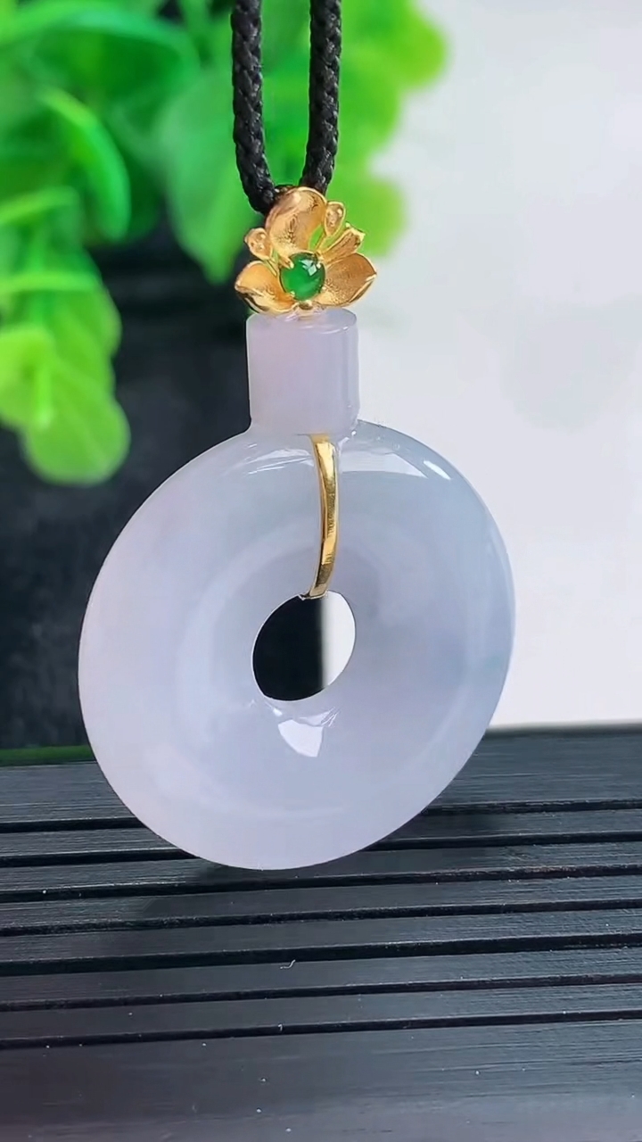 天然A货翡翠18K金紫罗兰飘花平安环吊坠尺寸38.4-25.9-5.3重量:8.10g
4月16日