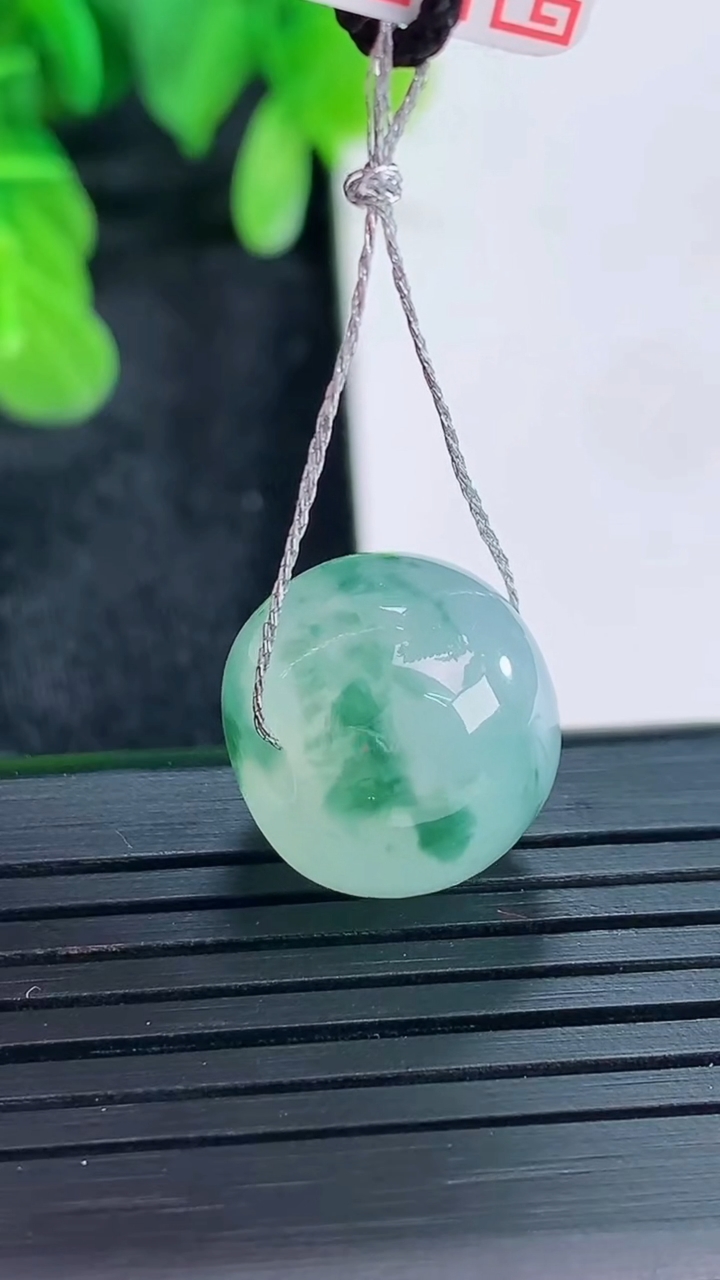 天然A货翡翠飘花路路通吊坠尺寸15.5-12.3重量:5.95g
4月16日