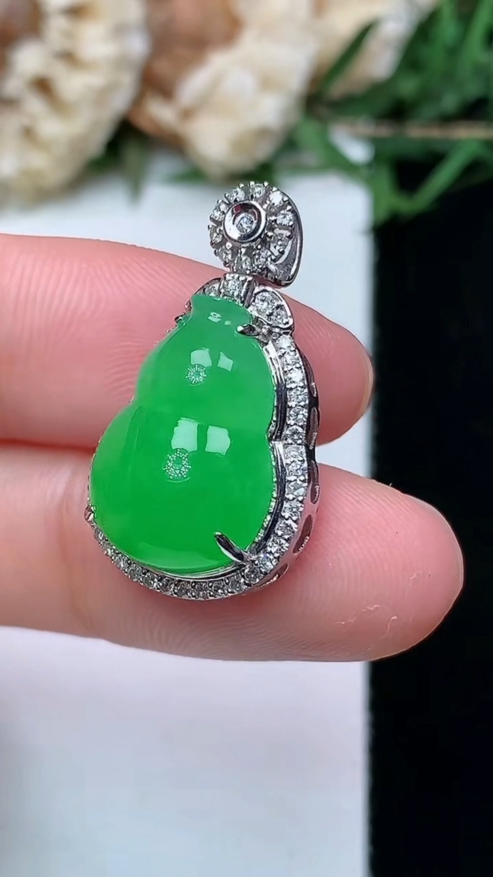 天然A货翡翠葫芦吊坠，尺寸24.9-14-10，裸石15.7-11.4，重量:3.91g
4月16日，重量:3.91g