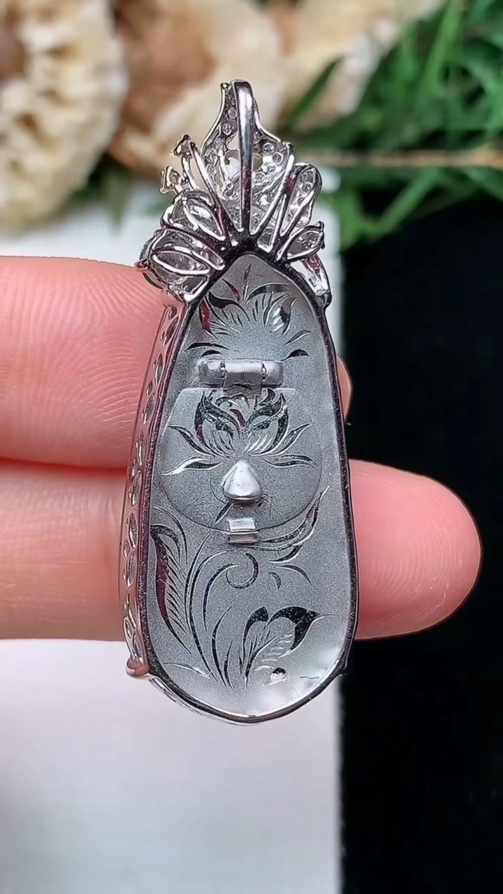 天然A货翡翠白冰福豆吊坠，尺寸30.3-14.7-7.7，重量:6.22g
4月16日