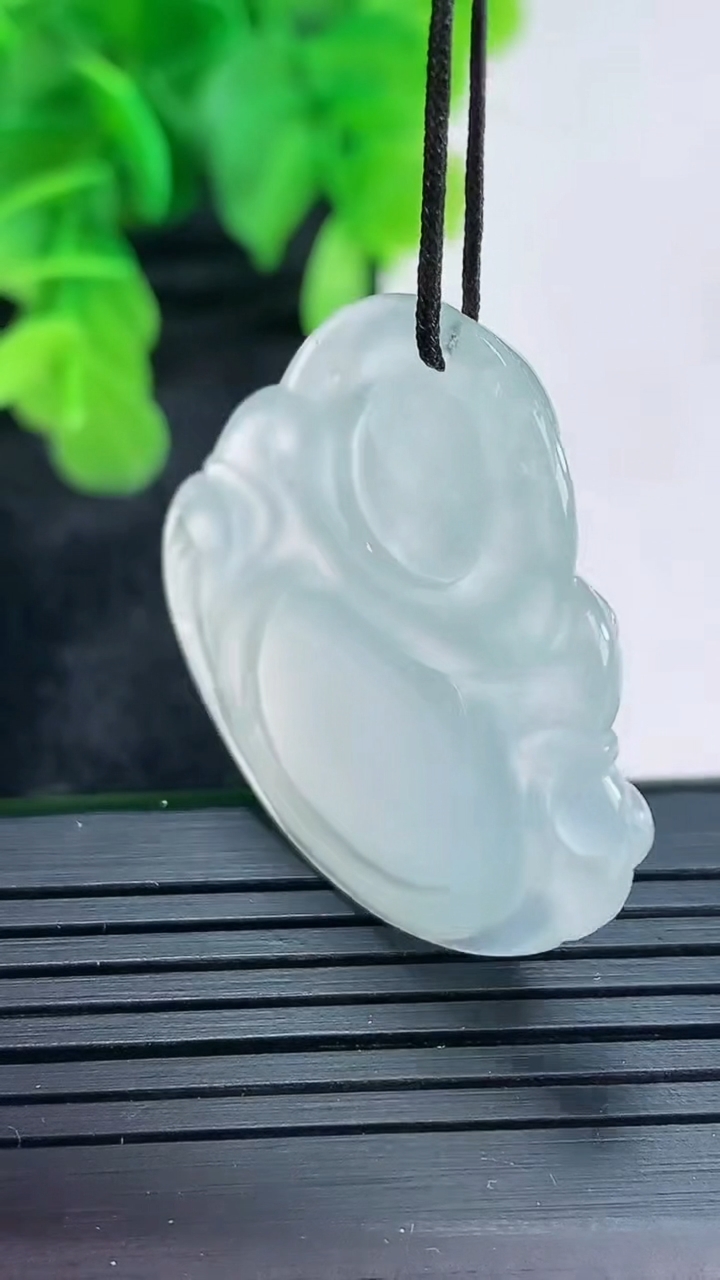 天然A货翡翠种白冰佛公吊坠尺寸31.3-35.3-5.7重量:10.05g
4月16日