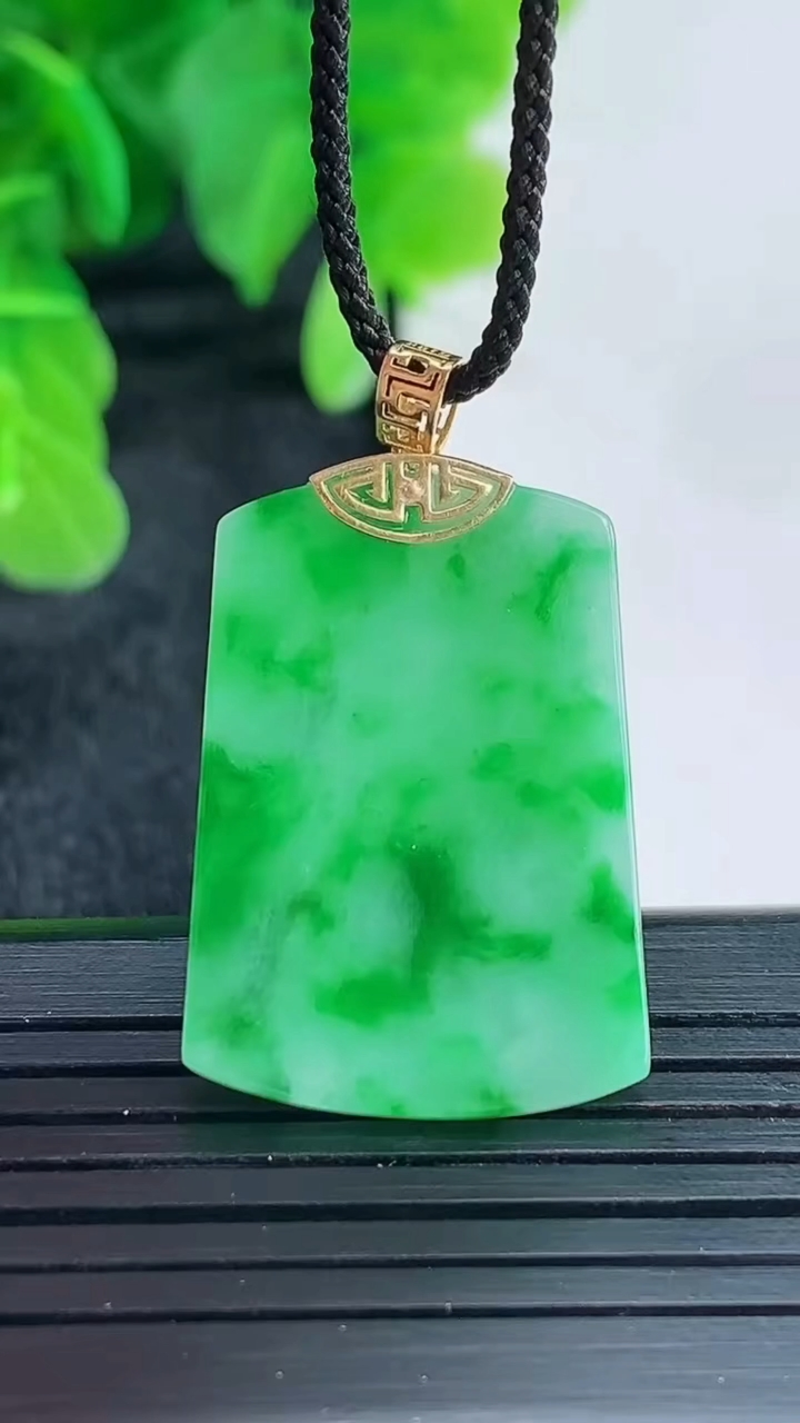 天然A货翡翠无事牌吊坠尺寸27.5-18.8-2.2重量:3.86g
4月16日