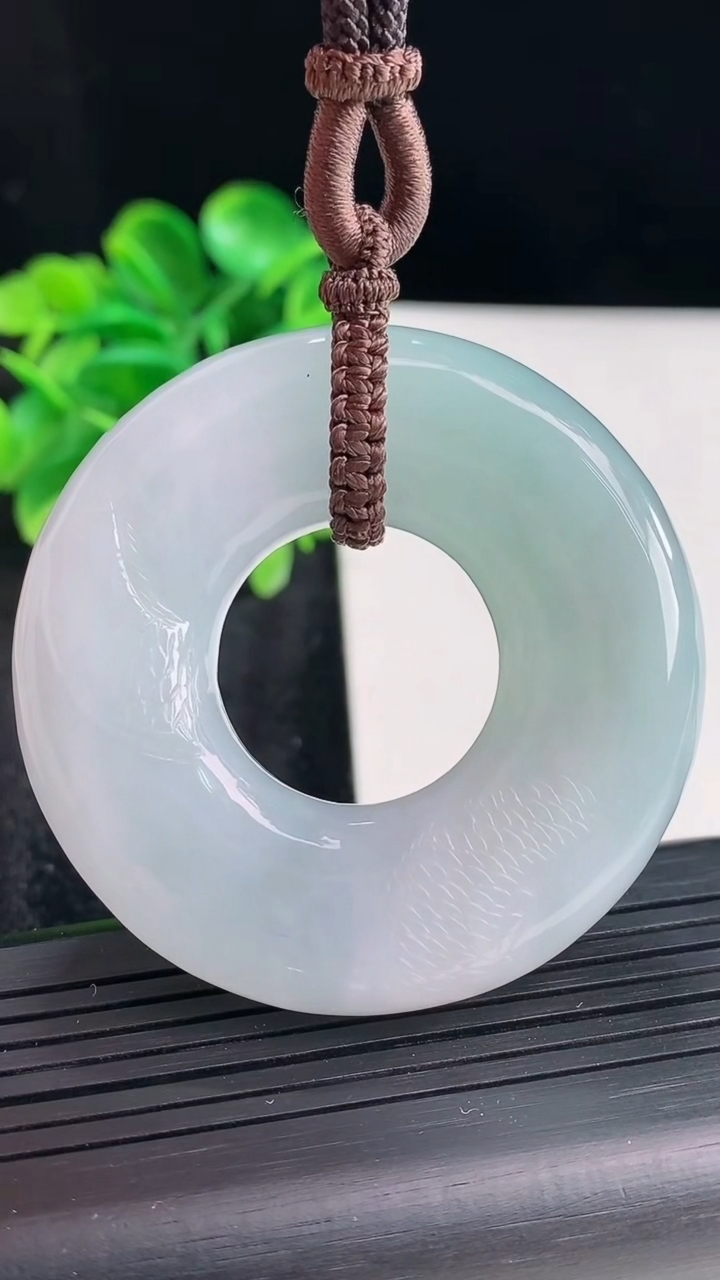 天然A货翡翠飘花雕龙平安环吊坠尺寸53.6-12.1重量:68.34g
4月16日