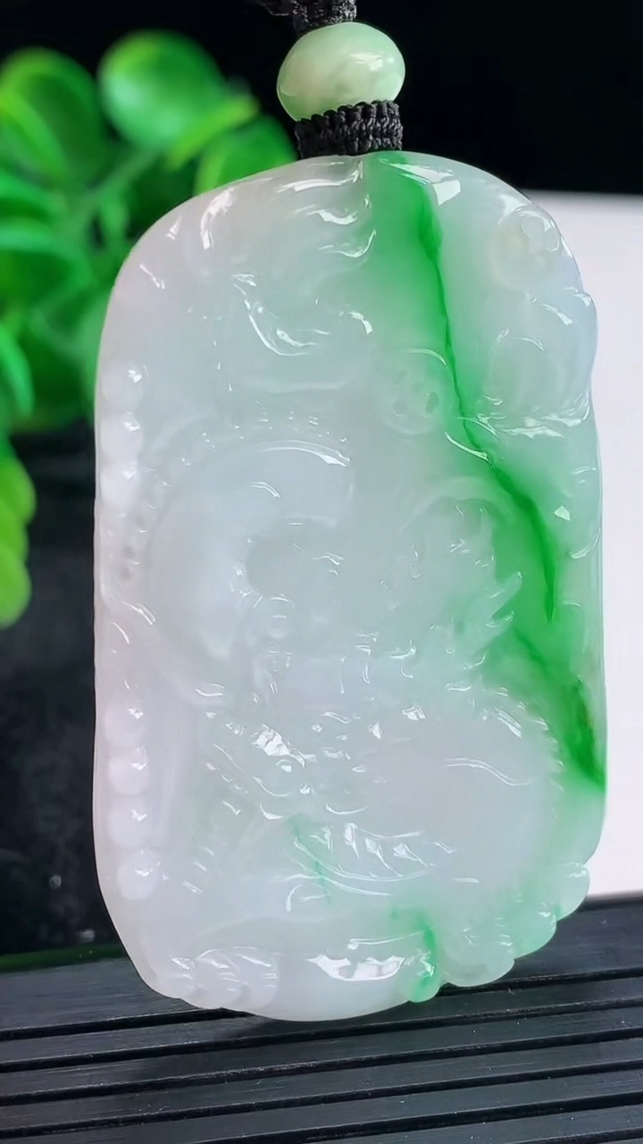 天然A货翡翠龙牌吊坠尺寸56-34.3-4.6重量:25.33g
4月16日