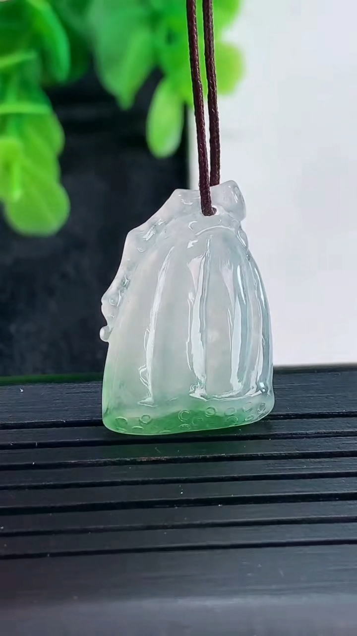 天然A货翡翠莲蓬吊坠尺寸23.6-16-3.6重量:3.57g
4月16日