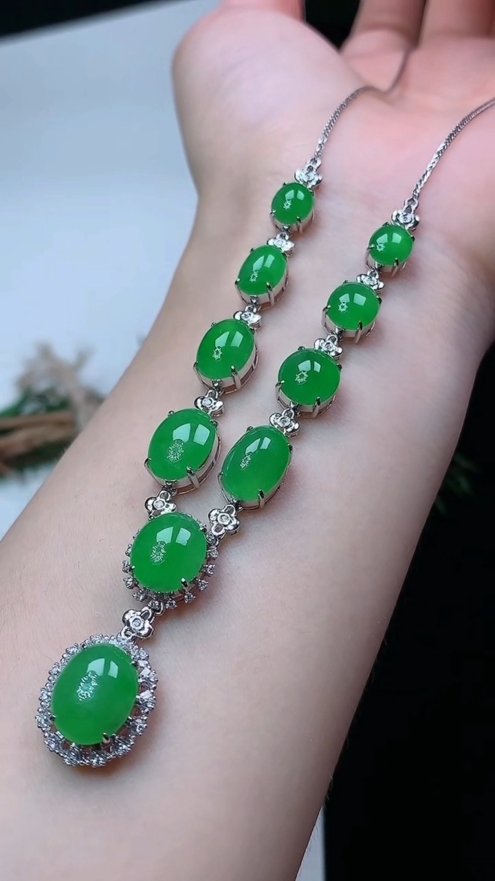 天然A货翡翠蛋面项链，尺寸10.8-8.5，重量:12.00g4月16日
工厂直销收藏佳品,种好水足，色泽均匀，有种有色，上手高大气！