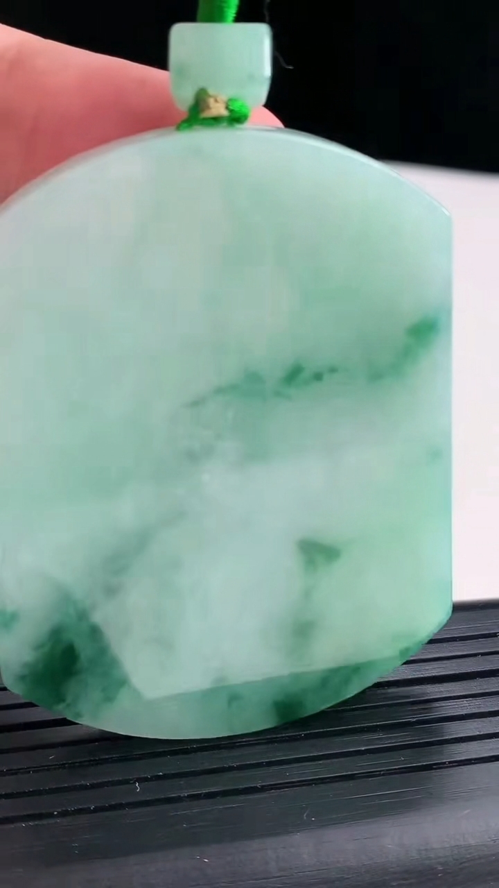 天然A货翡翠飘花无事牌吊坠尺寸57-43-5.6重量:45.02g
4月16日