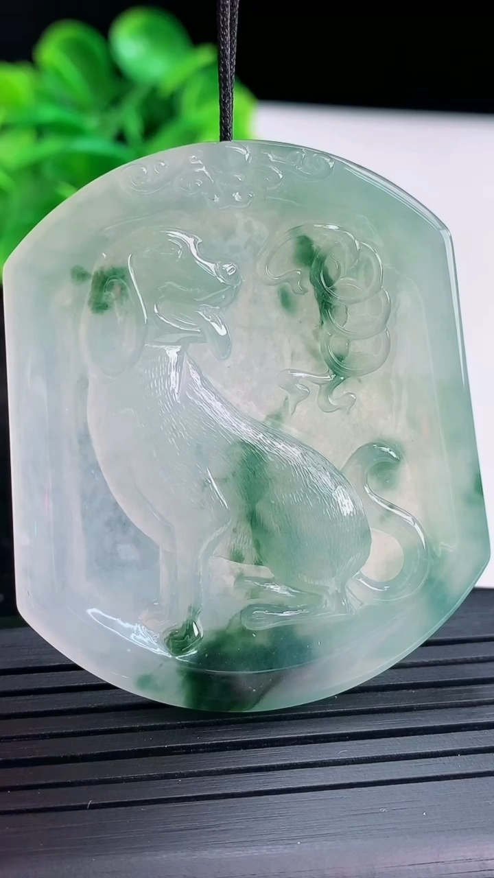 天然A货翡翠飘花生肖狗吊坠尺寸52.3-44.4-4.5重量:26.91g
4月16日