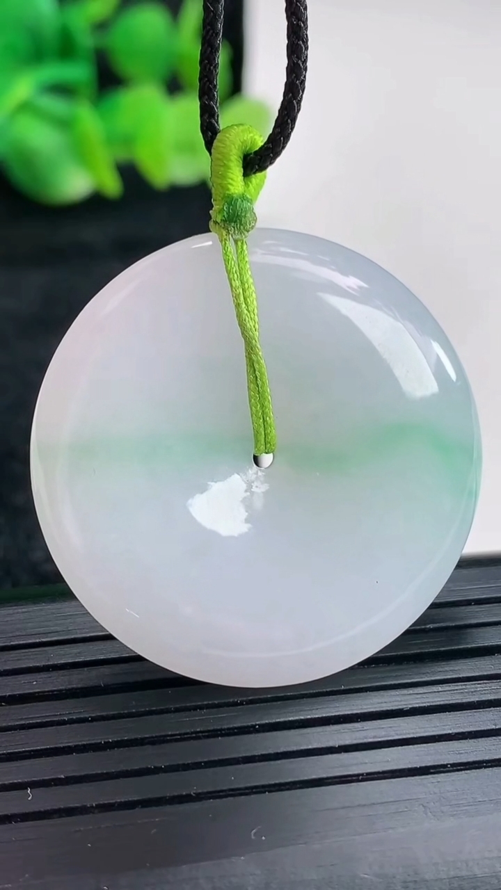 天然A货翡翠平安扣吊坠尺寸34.5-5.5重量:14.07g
4月16日