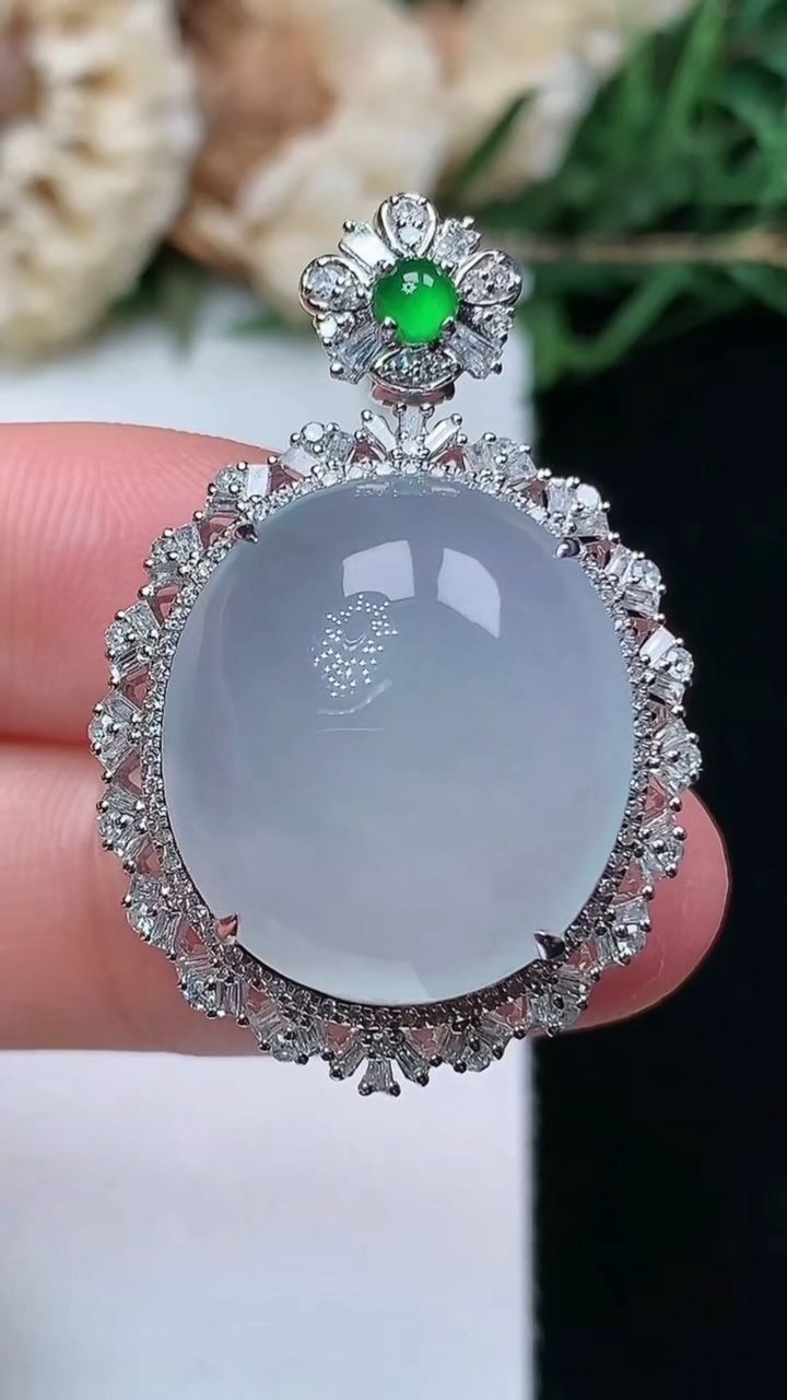 天然A货翡翠白冰蛋面吊坠，尺寸34.6-23-13.2，裸石19-17，重量:6.64g
4月16日