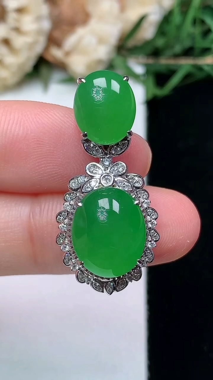 天然A货翡翠蛋面吊坠，尺寸30.8-14.5-9.3
4月16日