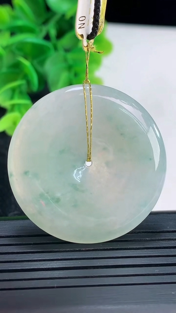 天然A货翡翠飘花平安扣吊坠尺寸38.4-5.6重量:18.31g
4月16日