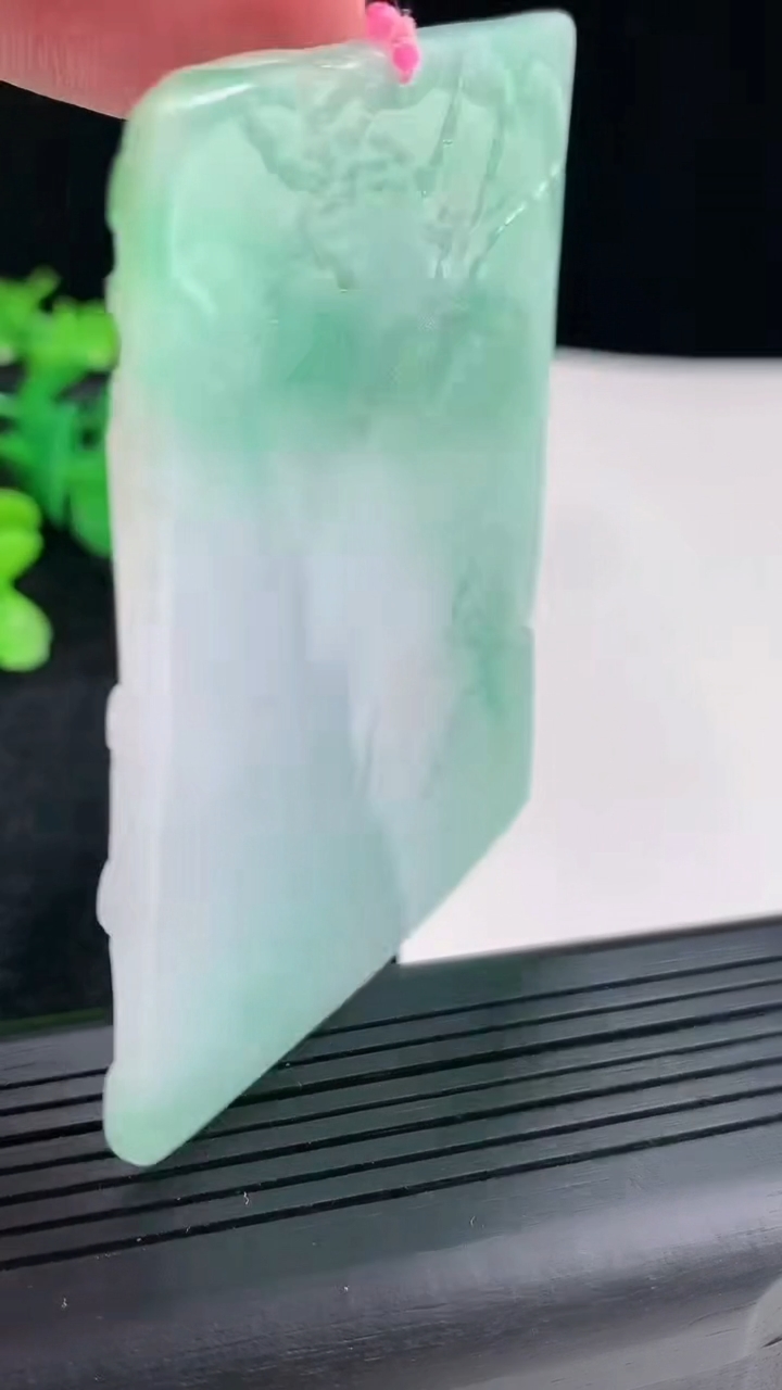 天然A货翡翠山水牌吊坠尺寸72-53.5-6重量:58.66g
4月16日