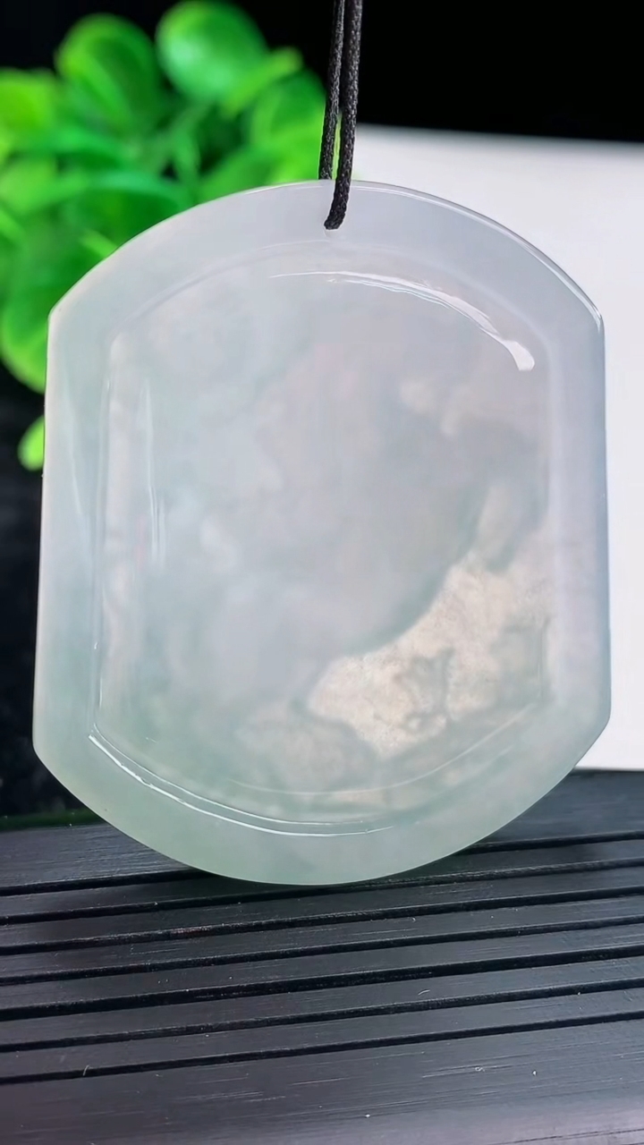 天然A货翡翠生肖马吊坠尺寸49.8-42-5重量:24.59g
4月16日