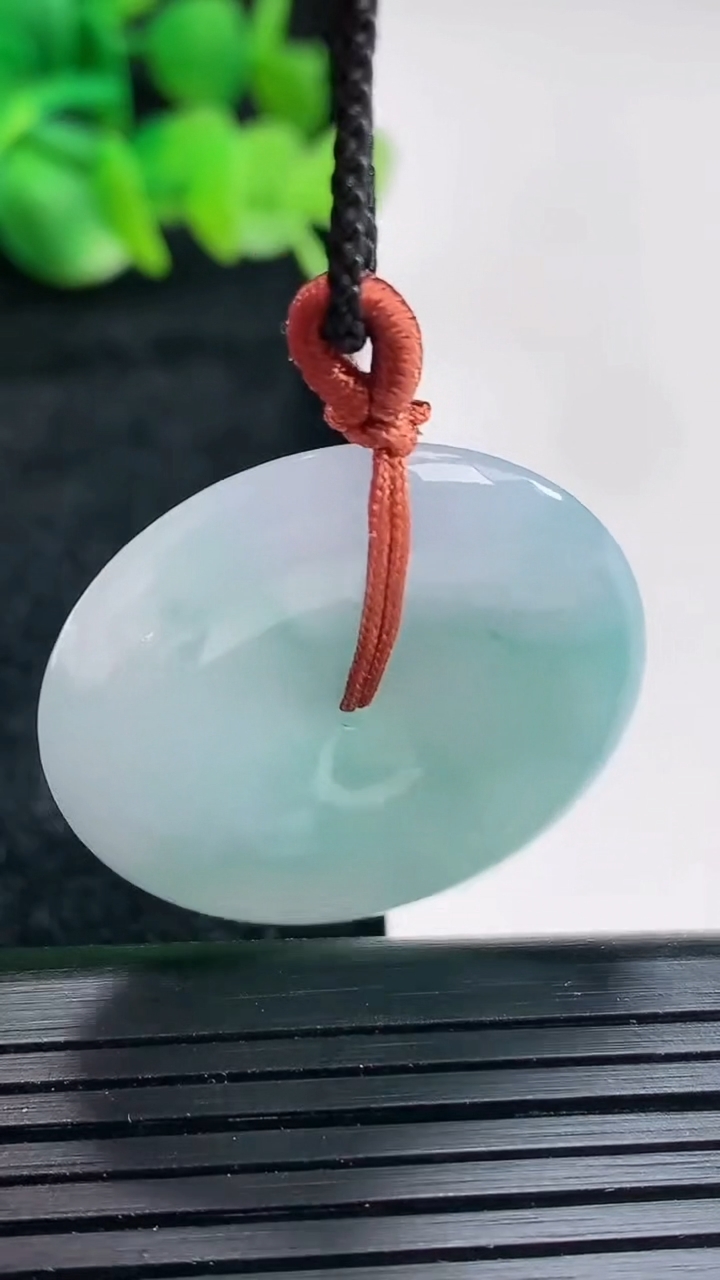 天然A货翡翠飘花平安扣吊坠尺寸30.5-6重量:11.52g
4月17日