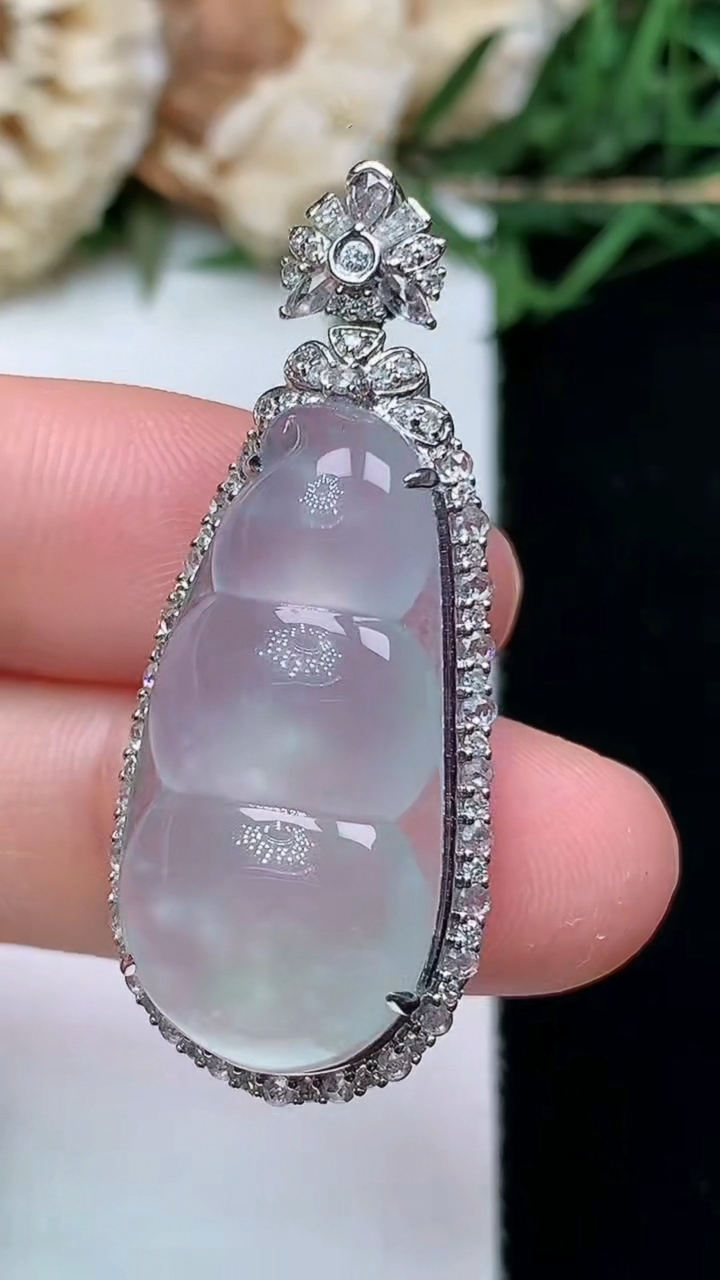 天然A货翡翠白冰福豆吊坠，尺寸38.9-16.2-10，裸石26.6-13，重量:5.85g
4月16日