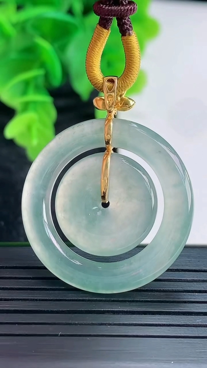 天然A货翡翠18K金飘花母子平安扣吊坠尺寸37.5-30.1-3.6重量:8.93g
4月16日